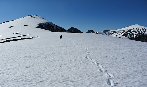 Rusler fra Pårtetjåkkå mot Axel Hambergs Observatorium. Delvis råtten snø oppe blant toppene.