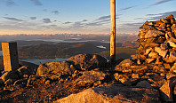 Toppvarden og utsikt mot Narvikfjella.