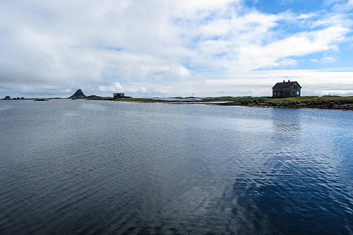 Røst, med Stavøya bak til venstre.