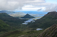Utsikt mot Sørvågmelen som er den spisse toppen i midten.