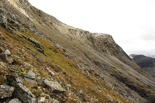 Grei skråflanke opp mot Kjerringa sett fra skaret mot Kjerringfjordfjellet.