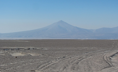 Cerro Doña Inés sett fra saltsletta i sørøst.