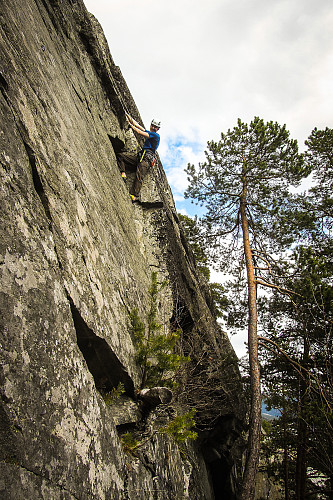 Jarle klatrer på Tronoberget i Lom.