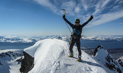 Hannah jubler over å ha beseiret Store Lenangstinden. Et av Lyngens mest krevende fjell og en av Norges fire ultratopper!