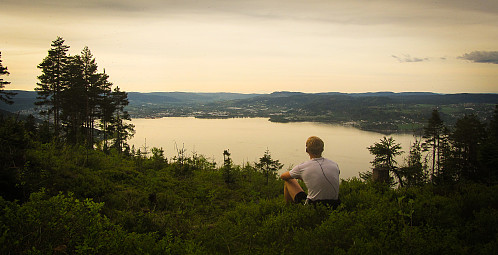 Nydelig utsikt mot Drammenfjorden fra nordsida på Vardåsen.