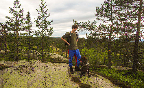 Bjørn-Even og Frigg på toppen av Heståsfjellet i Nord-Finnemarka.