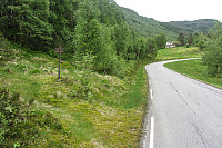 Her starter stien fra veien ved Fjellgardsvatnet.