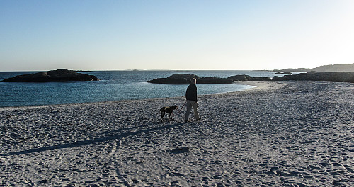 Fin kontrast med en strandpromenade langs Åkresanden på Karmøy etter så mange toppturer :)