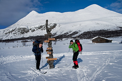 Her finner vi dem i alle fall igjen, nede ved setra. Kanskje holde dere til DNT sitt løypenett heretter?