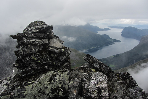 På toppen av Dronninga med Romsdalsfjorden bak.