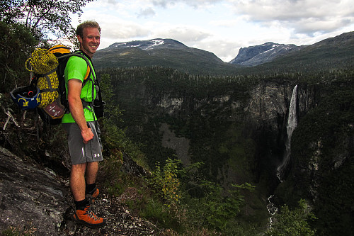 Endre med Vettisfossen i bakgrunnen. Norges høyeste i fritt fall (273 meter).