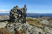 Rasmus på toppen av Risnesnipa.