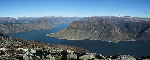Utsyn over Lustrafjorden fra toppen.