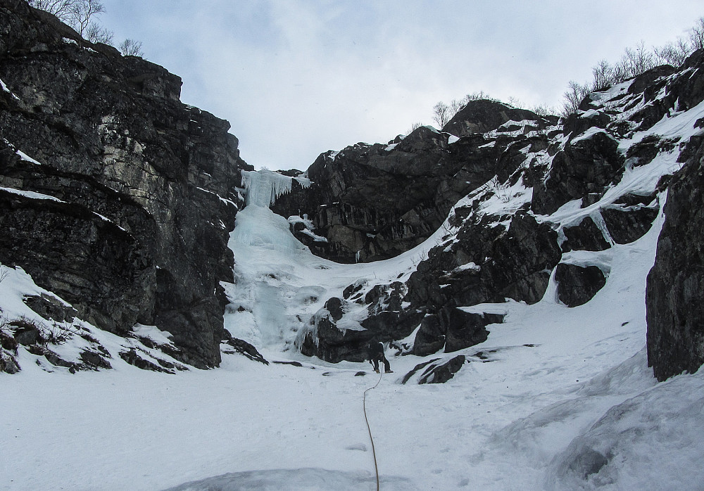 Linjas crux. 10 meter vertikal is i toppartiet (WI5). Vi omgikk ut til høyre dennen gangen.