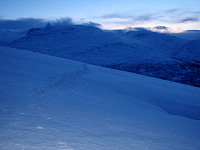 Endelig over skoggrensa! Bak ses Stølsnostind- og Hjelledalstindmassivet. Blåser nok friskt der borte.