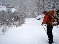 Veien inn mot Vetti Gard (bakgrunnen) var grei å følge, og snøen bare lavet ned. Julestemning!