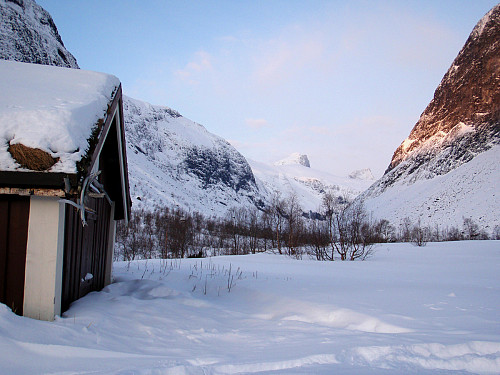 DNT-hytta i Stølsmaradalen har en idyllisk beligghenhet. Bak vokter Stølsmaradalstinden og Midtre Ringstind.