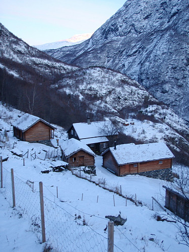 Avdalen gård ligger flott til i fjellsiden vest for Utladalen. Utrolig at noen fant på å lage en gård her oppe! Stølsnostinden kan skimtes i kveldssola bak. En uforglemmelig tur nærmer seg sin ende...