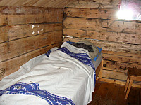 I hytta er det fire sengeplasser med tepper og puter, sov som en stein her!