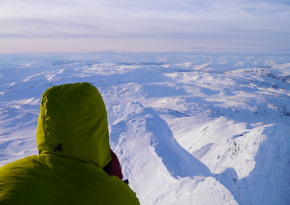 "Me stana her som på eit storkna hav; som lakan snjoen ligg på denne grav. Dei toreslag som rullar nord og sud, er kyrkjeklokka lenger opp mot Gud." A.O. Vinje om Jotunheimen.