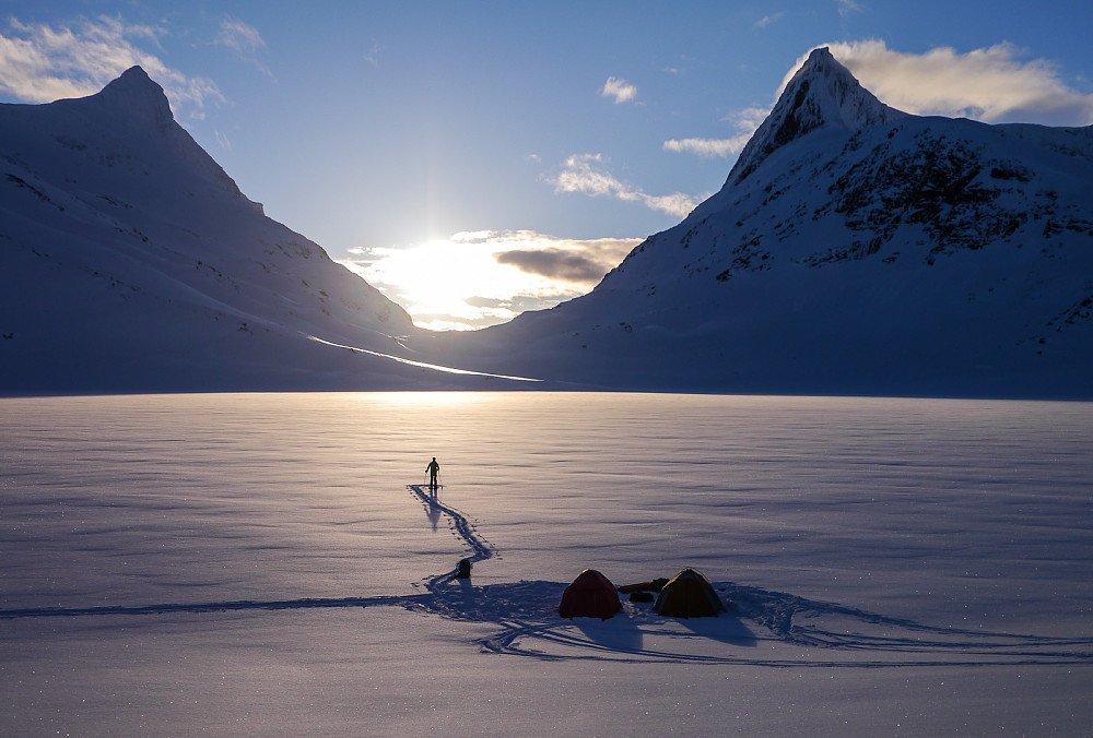 Ikke den verste plassen å ha leir? Sola går ned i Morka-Koldedalen mellom Hjelledalstinden og Falketind som vokter på hver sin side.