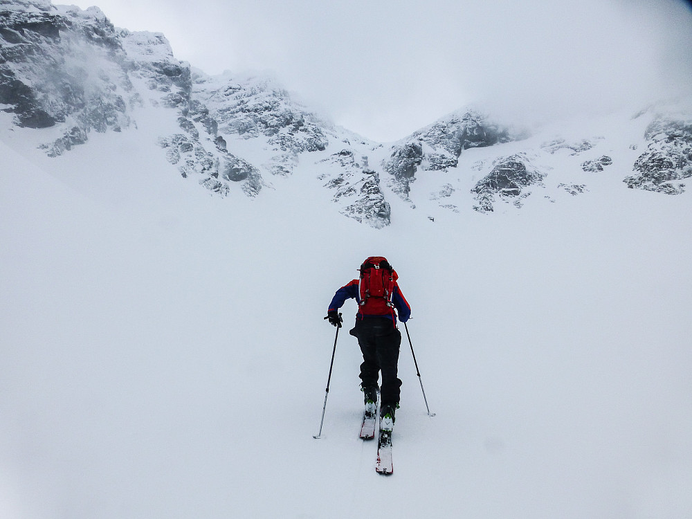 Oppover Forholtbreen. Skaret mellom Trolltinden og Forholttinden ses sentralt. Der var det ugunstige snøforhold.