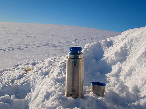 Termos er kjekt på vinterturer, her under en rast ved Jøkulhytta. Bak ses toppen på Hardangerjøkulen.