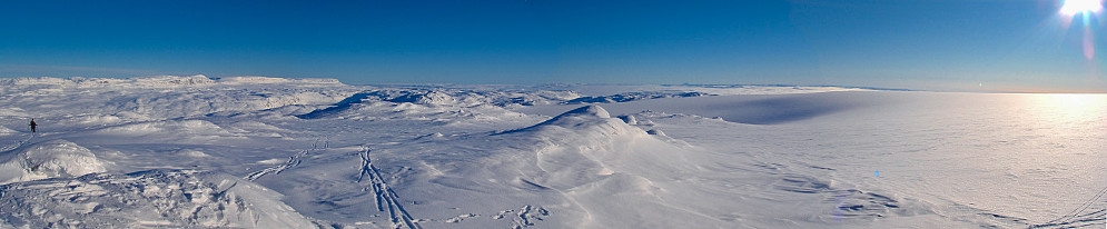 Panoramabilde fra Jøkulhytta i østlig/sørlig retning. Hallingskarvet er massivet til venstre. Langt der bak kan en skimte Gaustatoppen som stiger opp av Hardangervidda.