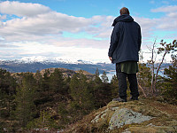 Øyvind skuer mot fjella ved Tveitakvitingen fra Sekken.