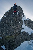 En 5-6 meter høy hammer måtte forseres før Skeie. Rundt grad 3 klatring, og kanskje utsatt, skalv litt i buksene her... Brukte en slynge til returen.