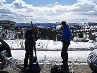 Øyvind og Jan Petter gjør skiene klar for Storegrønut ved Vegglifjell skisenter. Bak ruver Senhovd og Store Blefjell.