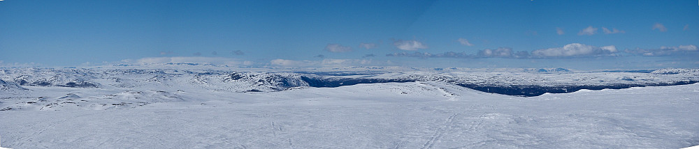 Panorama i nordlig retning fra toppen. Fra venstre ses topper som Hardangerjøkulen, Hallingskarvet, Reineskarvet, Blåbergi, Skogshorn og Skaget.