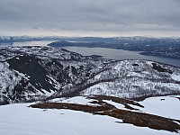 Utsikt fra kanten av Storfjellet nordøst for Sukkertoppen. Ser mot Komsa og Alta sentrum.