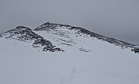 Sukkertoppen med nordlysobservatoriet sett fra sørvest. Var hardt og ekkelt å renne på ski ned derfra i dag.