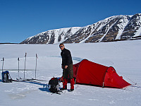 En drøm å våkne til slikt vær! Váddásgáisá i bakgrunnen minner litt om Svalbard.