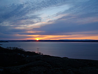 Et bilde fra senere på kvelden; Solnedgang bak Varangerfjorden, sett fra et punkt ved E6 like øst for Nyelv.