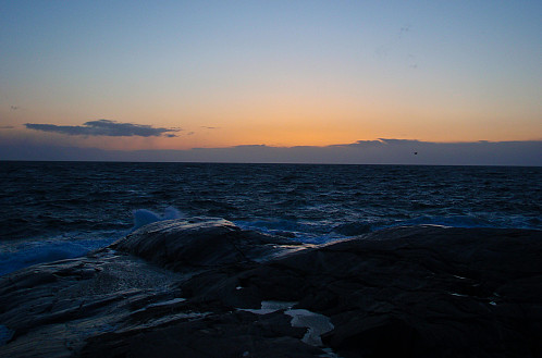 Et bilde fra kveldsturen til Grense Jakobselv. Sjøsprøyt ved Barentshavet.