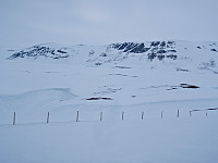 Skrentene et par kilometer sør for toppen av Hanglefjellet sett fra Kongsfjordfjellet.
