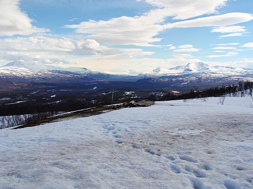 Utsikt østover mot Skjold fra Rustafjellet. Alappen ses til høyre.