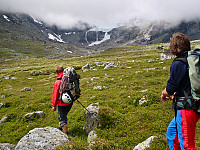 Morten og Bjørn-Even skuer opp mot Gjertvassbreen. Hva med å klatre opp den nedre sammenhengende bretunga?