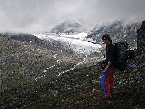 På Botolvsnosi fikk vi et mektig skue mot selveste Maradalsbreen. En ødslig og lite tilgjengelig isbre, det er i slike stunder man føler seg stolt over å være nordmann.