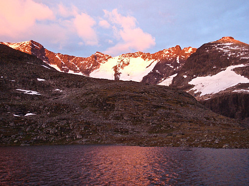 Den første morgensola treffer Styggedalsmassivet lørdag kl. 04.45. Sett fra 1380-vatnet i Styggedalen.