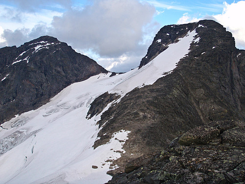 Mesmogtind og Langedalstind sett fra Søre Svartdalspiggen. Kandidaten på Mesmogtind er den lille "tanna" til venstre for toppen.