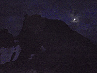 Til slutt var månen det eneste lys igjen på himmelkvelven. Her på Slettmarkpiggen Fortoppen, bak ses silhuetten av hovedtoppen.