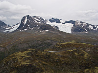 Slettmarkhøe og Slettmarkpiggen sett fra toppen.