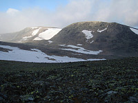 Store og Øystre Rasletind, en snøfront lurer i bakgrunnen. 