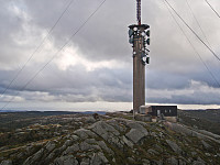 Antenna på Kaldåsknipa sett fra høyeste punkt. Havet utenfor Lista i bakgrunnen.