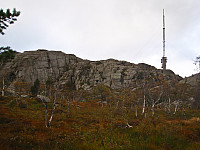 Antenna på Kaldåsknipa sett fra anleggsveien opp til denne. I forgrunnen ses noen potensielle klatreklipper...?