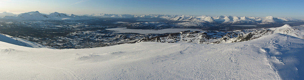 Panorama mot nordøst. Blåtind til venstre og Tamokdalsfjella til høyre.