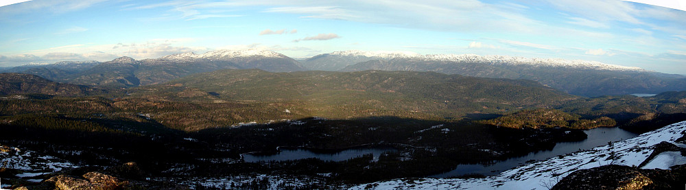 Panoramabilde nordover fra Einangsnut. Fra venstre: Vehuskjerringi, Raudsinutan, Hovundfjellet, Skorve, Gaustatoppen (ses såvidt), Mælefjell og Lifjell.